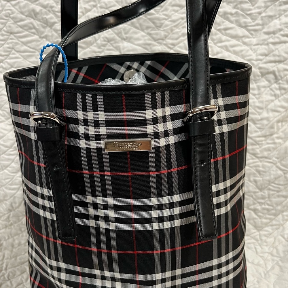 Burberry Bucket - Picture 4 of 9